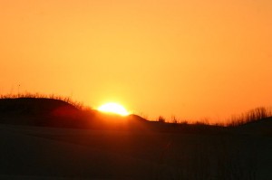 Un lever de soleil demi caché.