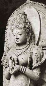 Statue de la déesse Prajnaparamita : une jeune femme ornée de bijoux qui prit les yeux fermés et les mains jointes.