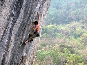 https://commons.wikimedia.org/wiki/File:Climbing_in_Lei_Pi_Shan_-_Yangshuo,_China.jpg