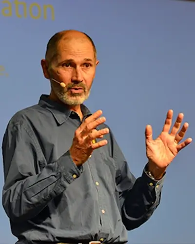 Dessin d’une fourmi qui peine à supporter un menhir sur son d'os.