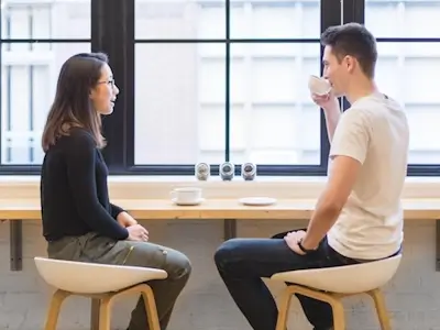 Deux hommes conversent intensément et il y a une immense bulle de paroles de l’un d’eux