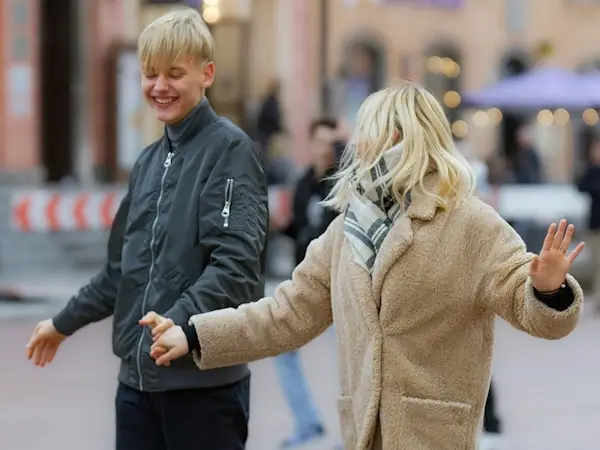 Deux jeunes femmes se permettent de danser en public