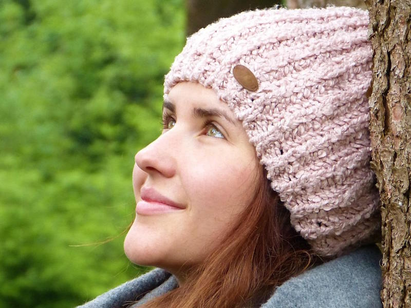 Visage d'une jeune femme qui explime le contentement.