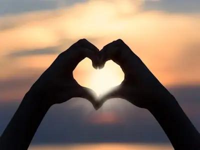 Deux mains joints pour créer une forme de coeur