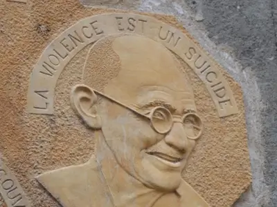 Gravure artistique du Mahatma Gandhi avec la citation&nbsp;: 'La violence est un suicide'.