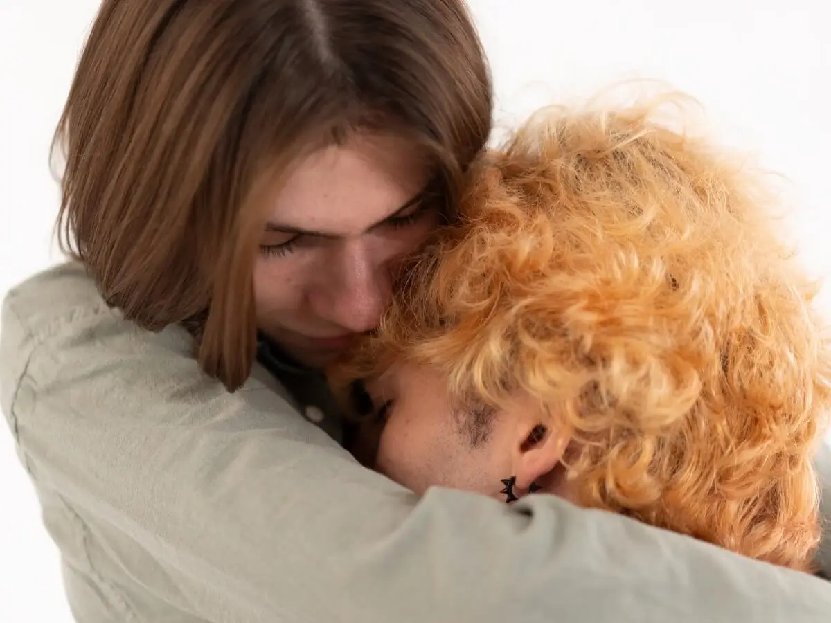 Couple enlacé après s'être réconcilié et avoir demandé pardon