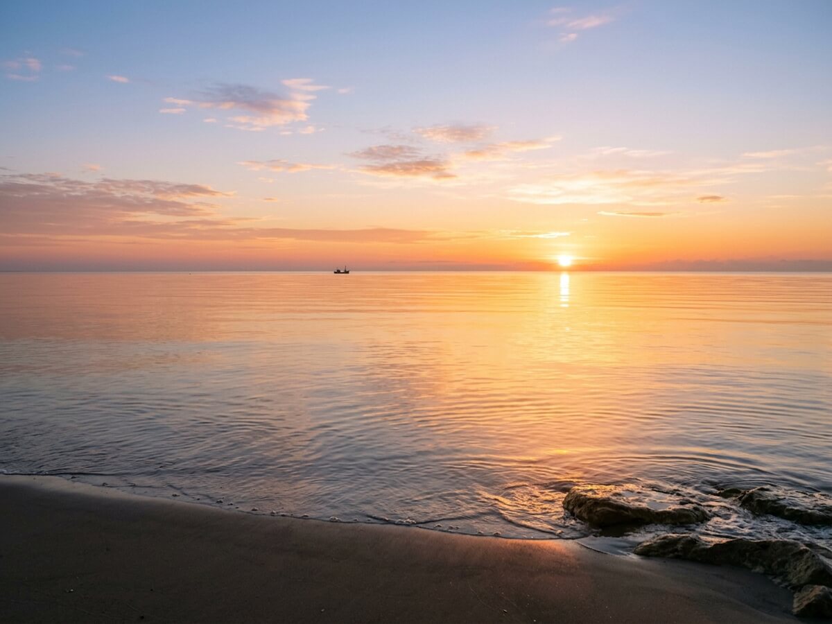 Un lever de soleil sur la mer