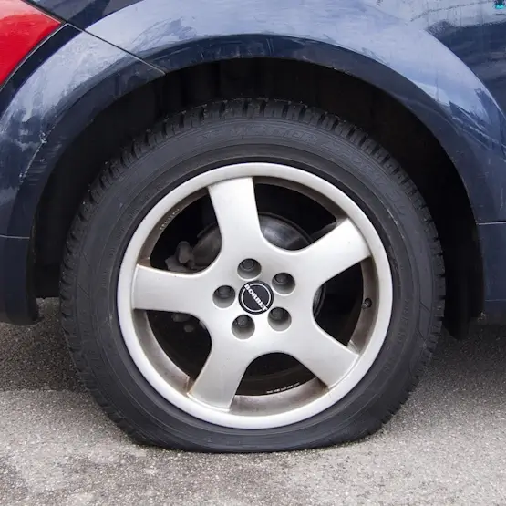 Crevaison de la roue avant gauche d'une voiture