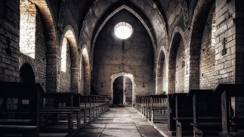 Une vieille église en piteux étan