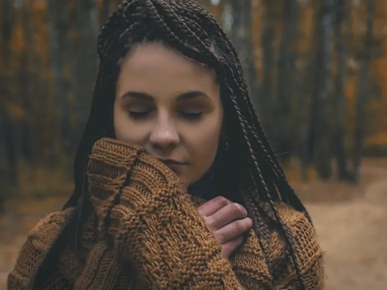 Jeune femme qui semble contente et sereine.