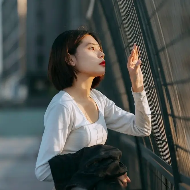 Une jeune femme au regard très triste