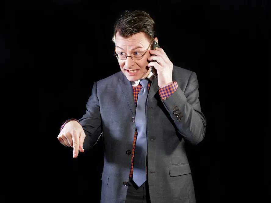 Photo d'un homme impatient au téléphone