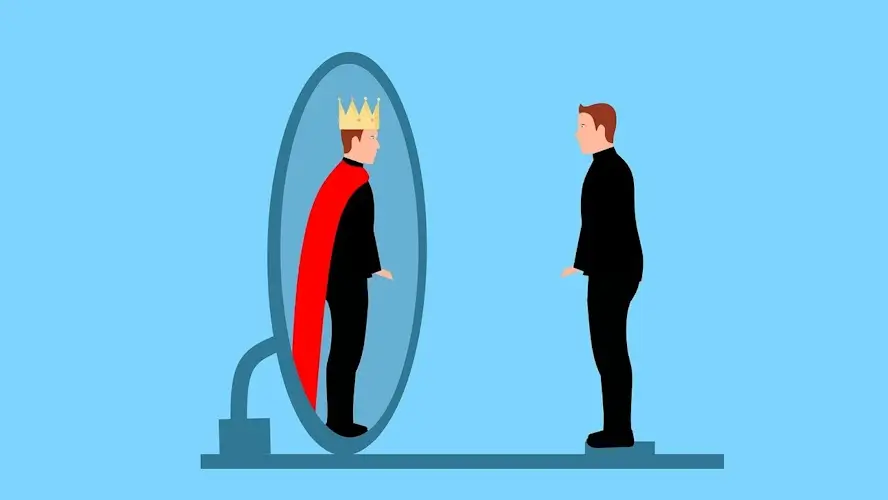 Un homme ordinaire se voit en roi dans un miroir