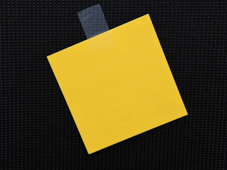 Une carré de papier collé