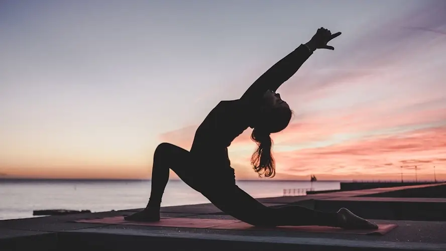 Une dame en position d'étirement de Yoga