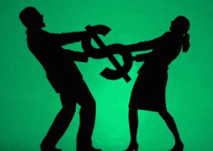 Image de profils d’un homme et d’une femme qui se dispute un objet en signe de dollars.