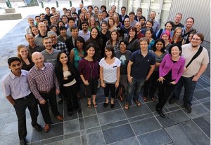 Environ 50 employés de Wikimedia Foundation debout regardant la caméra