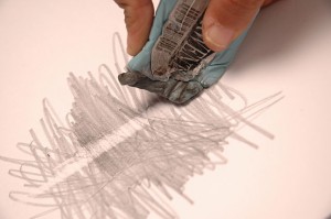 Gomme à effacer qui supprime des ratures de crayons.