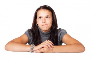 Une jeune femme présente un regard pensif.