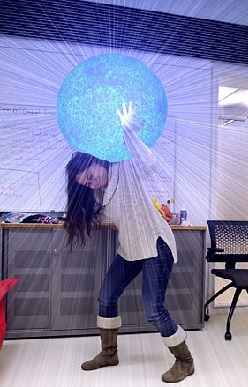 Femme qui supporte un lourd globe terrestre.