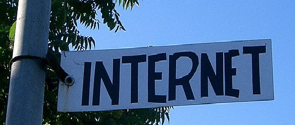 Panneau de nom de rue qui indique : "Internet"