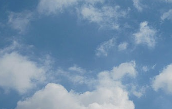 Un ciel à demi bleu et à demi nuageux.