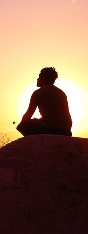 Silhouette d'un homme en position de méditation