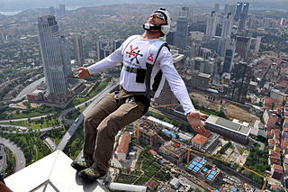 Un parachutiste se jette dans le vide du haut du gratte-ciel Sapphire à Istanbul.