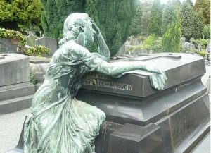 Statue d'une femme penchée sur une tombe