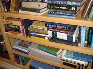 Une étagère remplie à craquer de livres scientifiques.