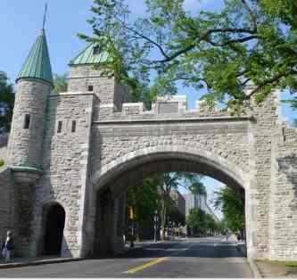 Porte en pierre à l'entrée du vieux Québec