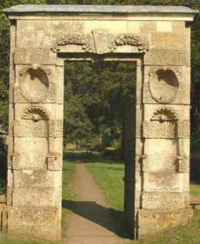 Porte en pierres du 17ème siècle à l'église paroissiale de l'église d'Angleterre de St Michael et tous les anges