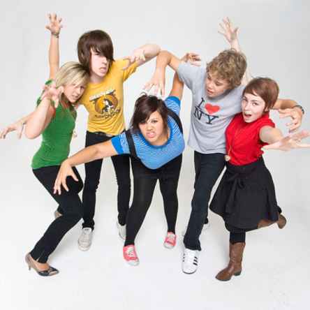 Cinq adolescents prennent une pose excentrique pour la photo.
