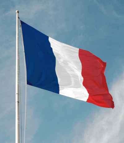  Photographie du drapeau français flottant au vent.