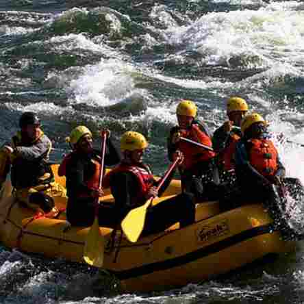 6 personnes dans un canot gonflable descendent une rivière difficile