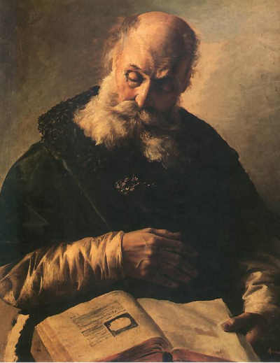 Un vieil homme lit un livre ancient.