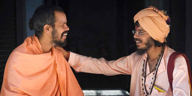 Deux prêtres en conversation sur un temple Varanasi Benares Inde