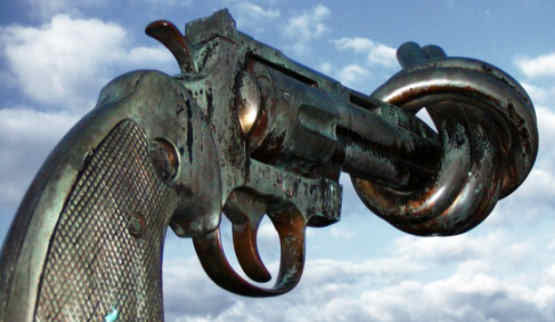 Révolver de type Colt Python 357 dont le canon est noué, loading=