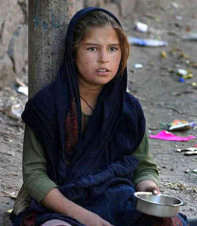 Une jeune fille indienne mendiante