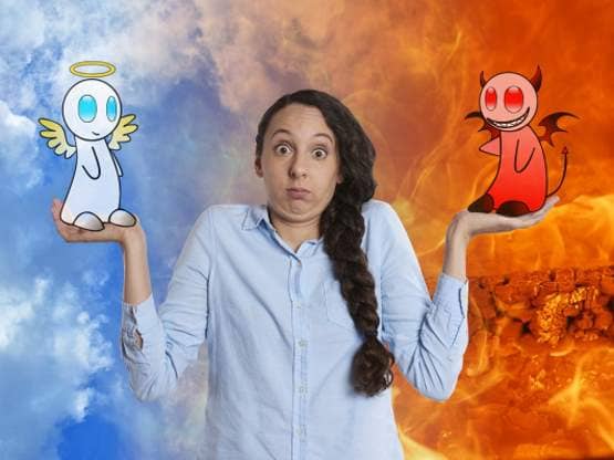 Un ange et un diable à gauche et à droite d’une dame