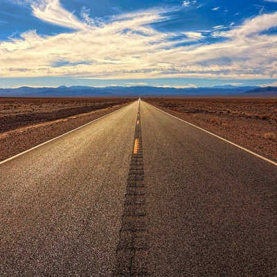 Photo d’une très longue route vers des montagnes