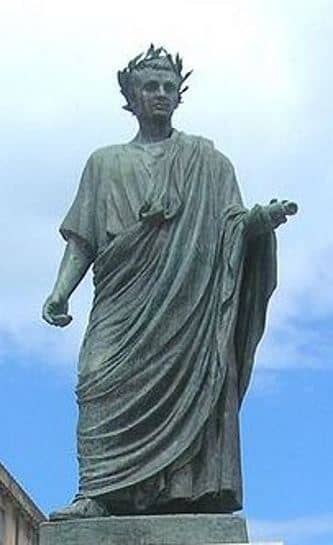  Statue en cuivre d'Horace portant une toge et une couronne de lauriers. 