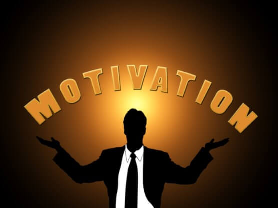 Le mot ‘Motivation’ en lettres oranges au-dessus d’un homme