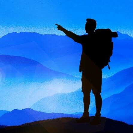 Un alpiniste au sommet d'un montagne