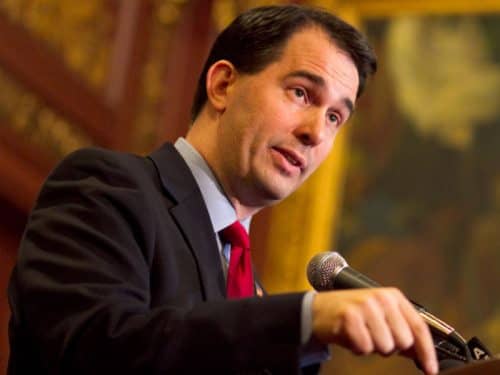 Un homme prononce un discours convaincant devant un micro.