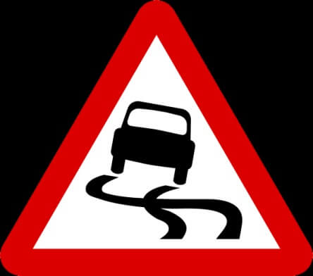 Panneau de signalisation : route glissante, dessin d'une voiture qui glisse.