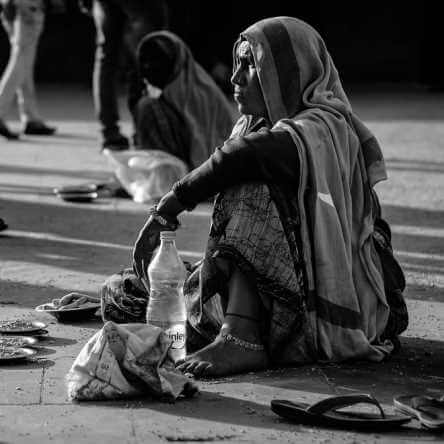  Une dame très pauvrement habillée demande la charité.