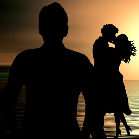  Un homme regarde un couple s'embrasser.