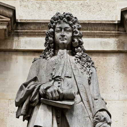 Grande statue de Jean Racine devant le palais du Louvre à Paris.