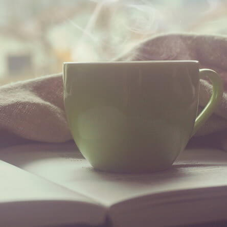 Une tasse à café deposée sur un livre